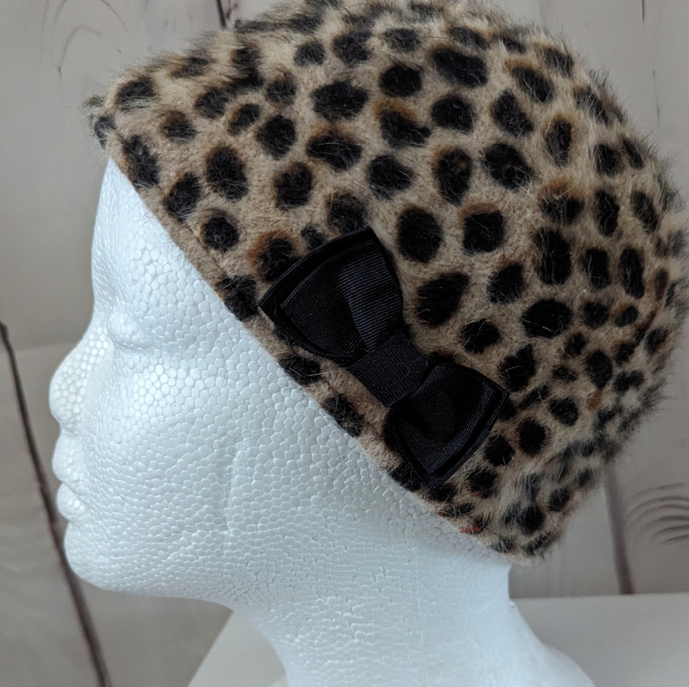 Divided leopard fur bucket hat